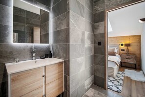Shower, hair dryer, towels - Luxury Penthouse 4BR Panoramic Views Garages Penthouse B1103 (Courchevel)