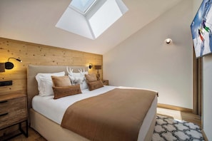 4 bedrooms, desk, iron/ironing board, WiFi