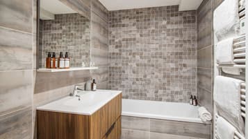 Een douche, een haardroger, handdoeken