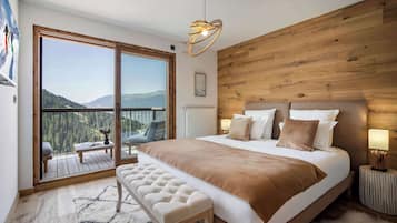 5 bedrooms, iron/ironing board, WiFi, bed sheets