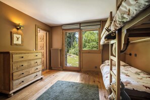 7 bedrooms, iron/ironing board, WiFi, bed sheets