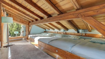 6 bedrooms, iron/ironing board, WiFi, bed sheets