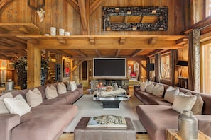 Fernseher, Kamin, Arbeitsbereiche