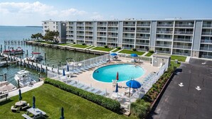 Un hôtel doté d’une piscine, de bateaux amarrés et d’un port de plaisance.