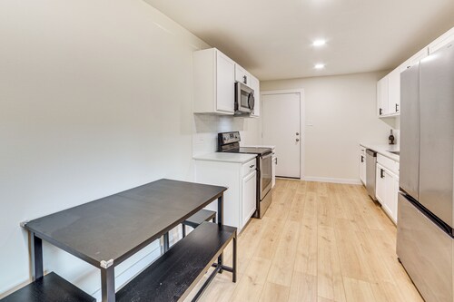 Fenced-in Yard: Home < 5 Mi to Dtwn Dallas!