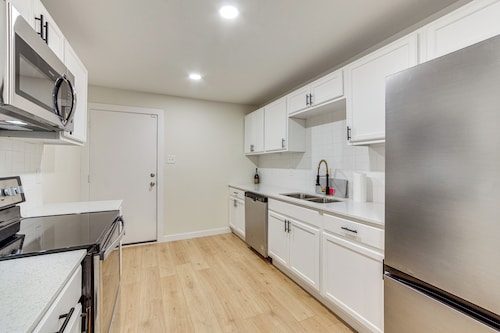 Fenced-in Yard: Home < 5 Mi to Dtwn Dallas!