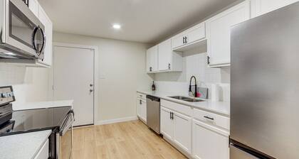 Fenced-in Yard: Home < 5 Mi to Dtwn Dallas!