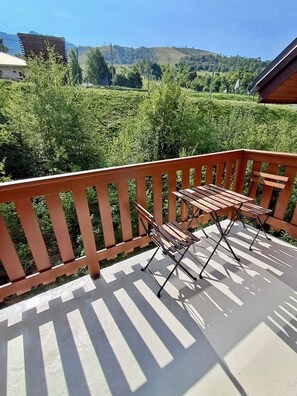 Outdoor dining - PIED DES PISTES 5 persons with balcony (Saint-François-Longchamp)