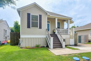 Interior - 1/2 Mi to Galveston Beach: Home w/ Private Pool (Galveston)