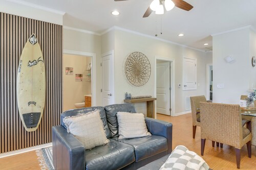 1/2 Mi to Galveston Beach Seawall: Retreat w/ Pool