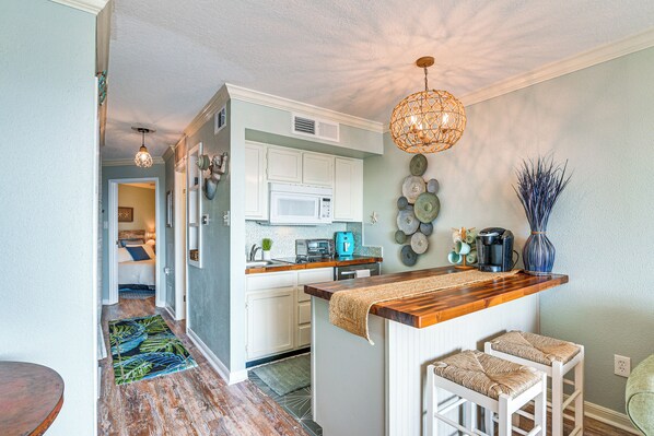 Apartment (1 Bedroom) | Interior - Pool & Hot Tub Access: Beachside Galveston Condo! (Galveston)