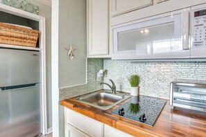 Apartment (1 Bedroom) | Interior - Pool & Hot Tub Access: Beachside Galveston Condo! (Galveston)