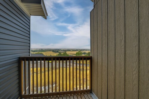 Balcony & Stunning Views: Airy Apt in Idaho Falls