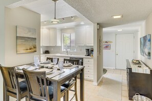 Apartment (2 Bedrooms) | Interior - Golf & Swim: Country Club Condo in Palm Desert (Palm Desert)