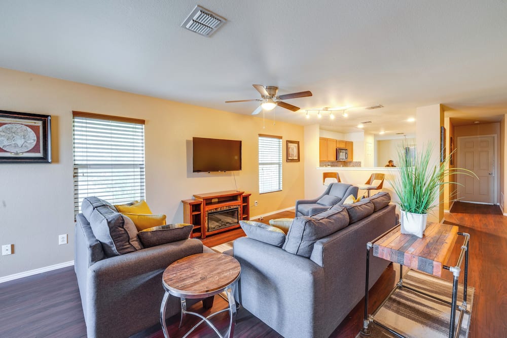 Private Yard & Patio: Fort Worth Family Home - Lillian, TX