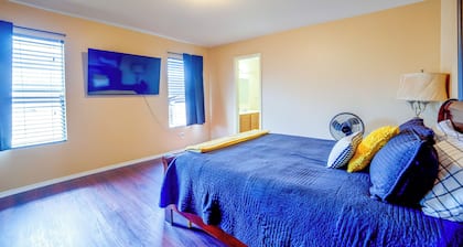 Fenced Yard, Workspace, Garage: Ft Worth Home Base