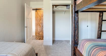 Home w/ Hot Tub & Views - Free Bus to Winter Park