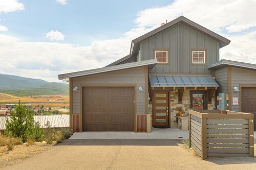 Home w/ Hot Tub & Views - Free Bus to Winter Park