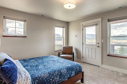 Home w/ Hot Tub & Views - Free Bus to Winter Park