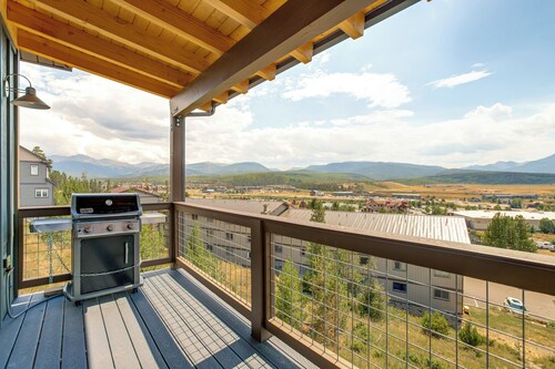 Home w/ Hot Tub & Views - Free Bus to Winter Park