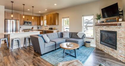 Home w/ Hot Tub & Views - Free Bus to Winter Park