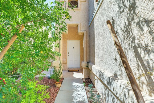 4 Mi to Las Vegas Strip: Home w/ Covered Patio!