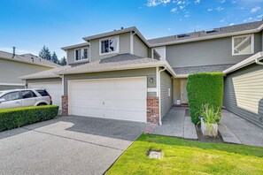 Apartment (3 Bedrooms) | Interior - Modern Home Close to Dtwn Woodinville w/ Yard (Woodinville)