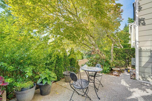 Modern Home Close to Dtwn Woodinville w/ Yard