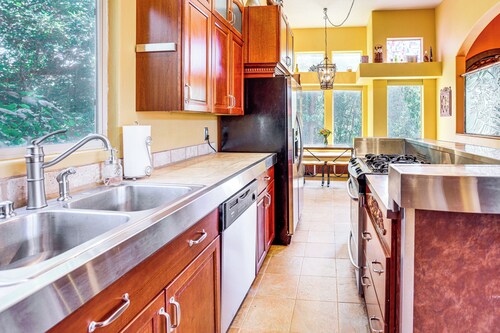 5 Mi to Powder Mtn: Tuscan Mountain Retreat