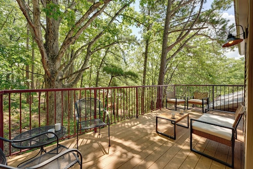 3 Mi to Table Rock Lake: Cozy Cabin in the Woods!