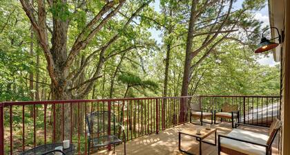 3 Mi to Table Rock Lake: Cozy Cabin in the Woods!