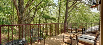 3 Mi to Table Rock Lake: Cozy Cabin in the Woods!