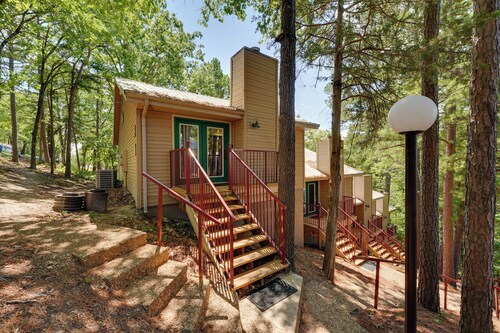 3 Mi to Table Rock Lake: Cozy Cabin in the Woods!