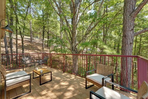 3 Mi to Table Rock Lake: Cozy Cabin in the Woods!