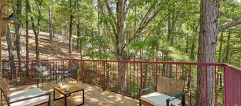 3 Mi to Table Rock Lake: Cozy Cabin in the Woods!