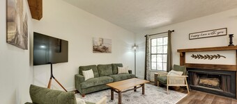 3 Mi to Table Rock Lake: Cozy Cabin in the Woods!