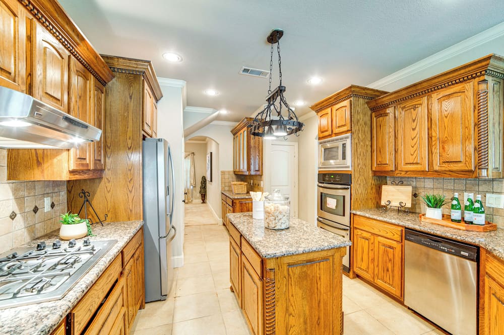 Spacious Texas Retreat w/ Community Pool - Forney, TX