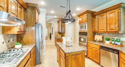 Spacious Texas Retreat w/ Community Pool