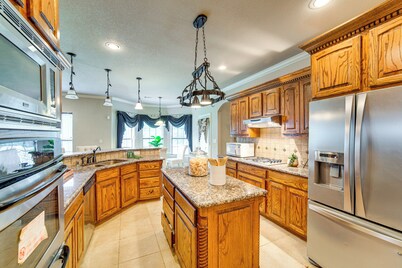 Spacious Texas Retreat w/ Community Pool