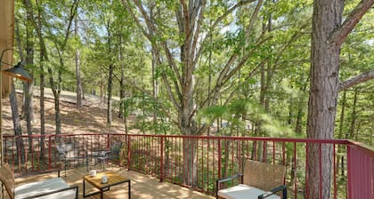 3 Mi to Table Rock Lake: Cozy Cabin in the Woods!