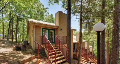 3 Mi to Table Rock Lake: Cozy Cabin in the Woods!