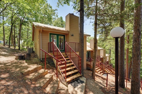 Interior. 3 Mi to Table Rock Lake: Cozy Cabin in the Woods!