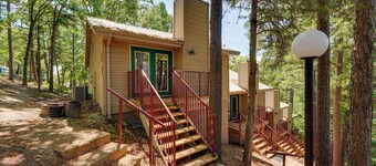 3 Mi to Table Rock Lake: Cozy Cabin in the Woods!