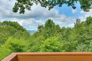 Interior - Deck, Fire Pit, Games: Family Escape Near Boone (Zionville)