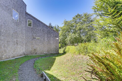 Walk to Ocean! Forested Oregon Coast Getaway