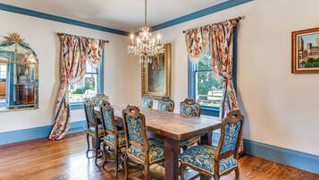 House (5 Bedrooms) | Interior