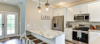 Walk to Lake Martin: Water-view Retreat w/ Deck!