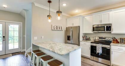 Walk to Lake Martin: Water-view Retreat w/ Deck!