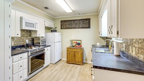 A kitchen with white cabinets, a microwave, a stove, and a refrigerator. - Healthcare-worker Hub 2 Mi to Texarkana Hospitals! (Texarkana)