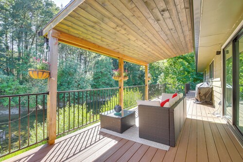 Modern Creekside Retreat 1 Mi to Spirit Mtn Casino